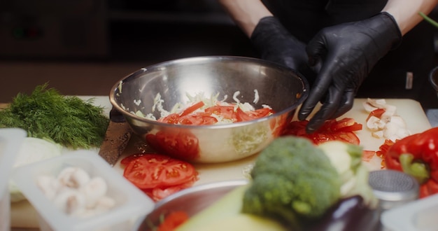 Kucharz przygotowujący potrawę